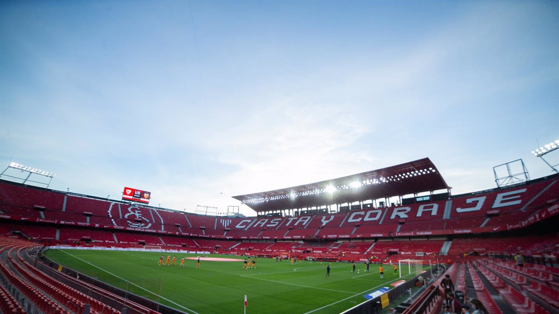 Las lluvias inundan en Ramón Sánchez-Pizjuán a media hora del partido ...
